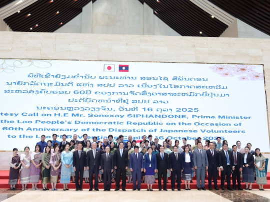 Prime Minister Meets Japanese Volunteers, Highlights 70 Years of Diplomatic Ties
